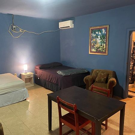 Airport Inn Roatan Exterior photo