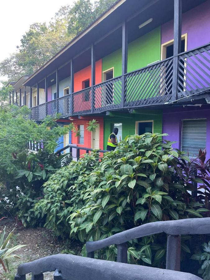 Airport Inn Roatan Exterior photo