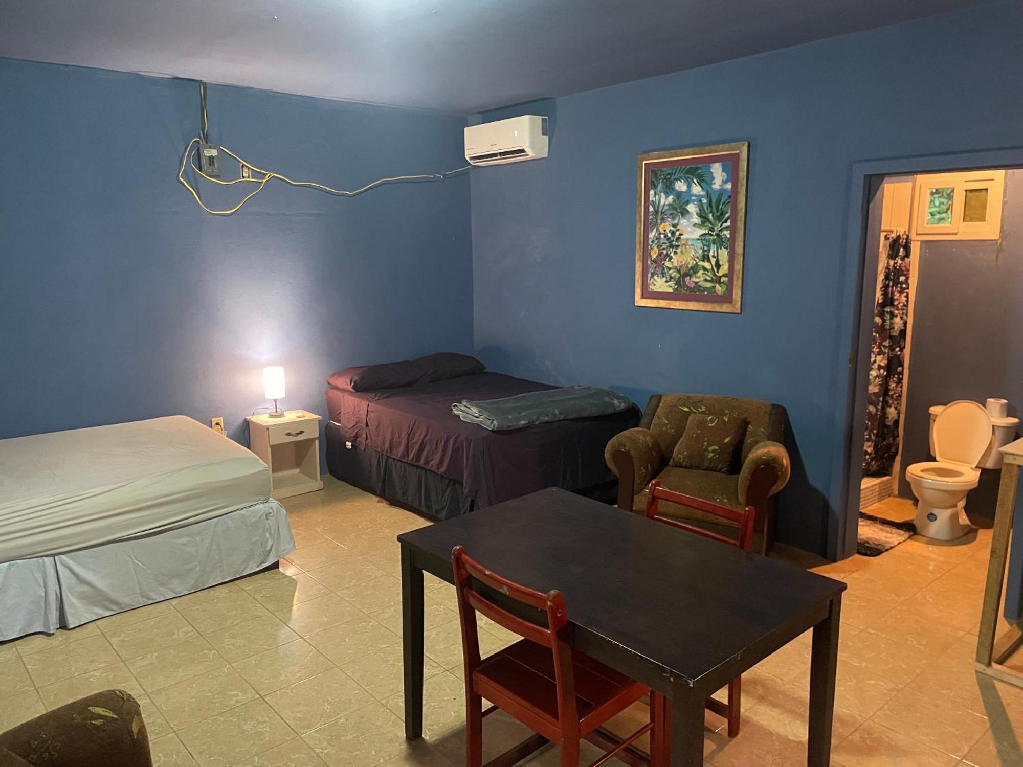 Airport Inn Roatan Exterior photo