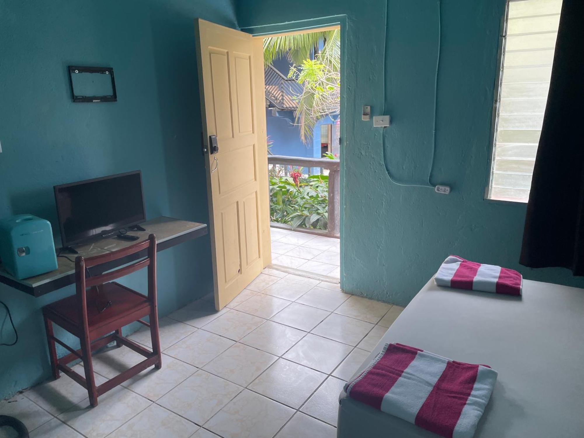 Airport Inn Roatan Exterior photo