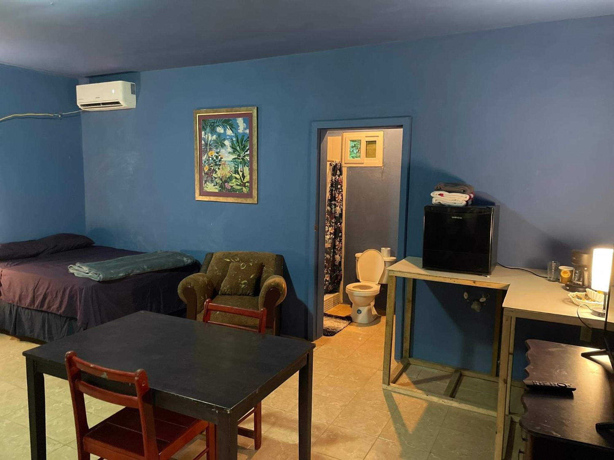 Airport Inn Roatan Exterior photo