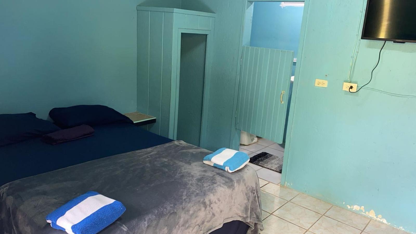 Airport Inn Roatan Exterior photo