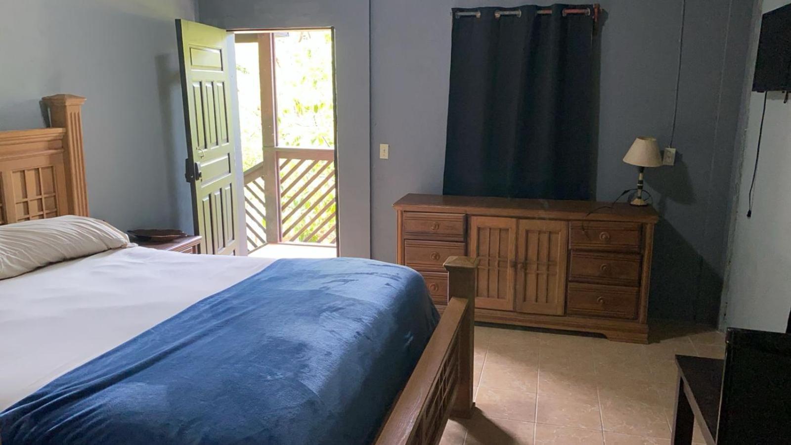 Airport Inn Roatan Exterior photo