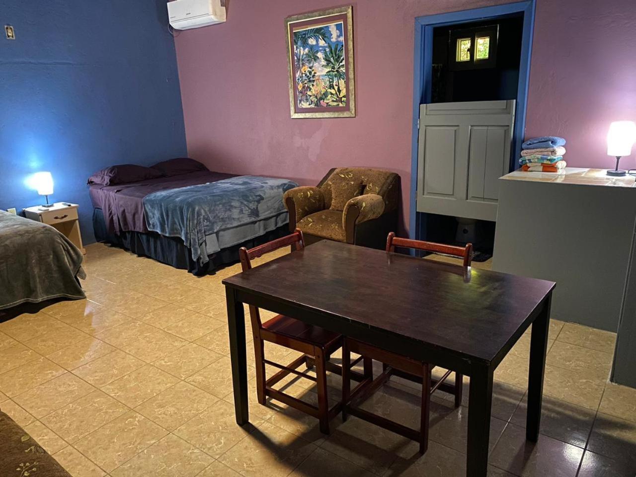 Airport Inn Roatan Exterior photo