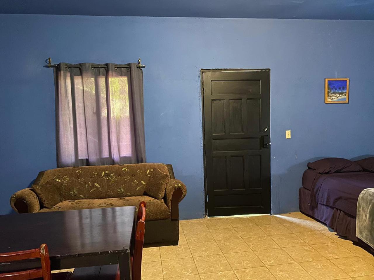 Airport Inn Roatan Exterior photo