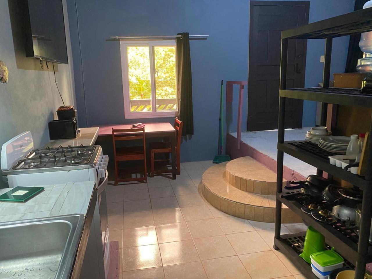 Airport Inn Roatan Exterior photo